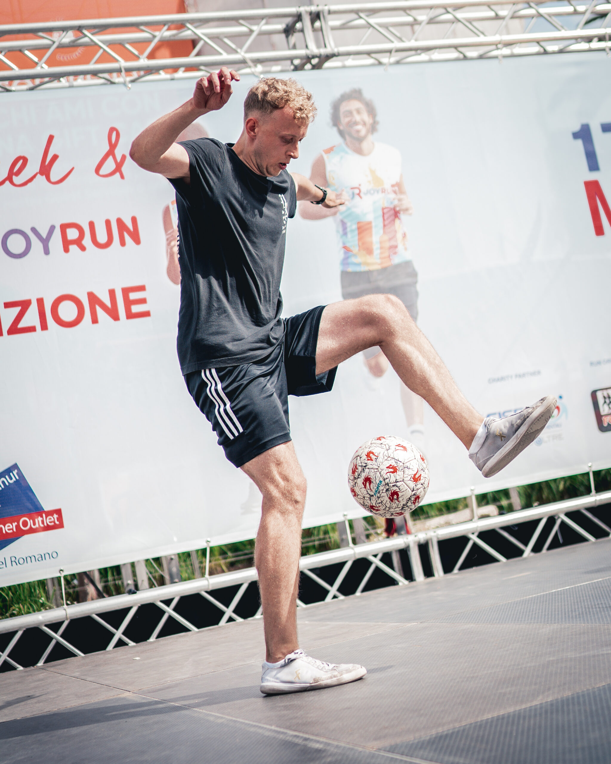 Adrian Zagórski podczas pokazu freestyle football