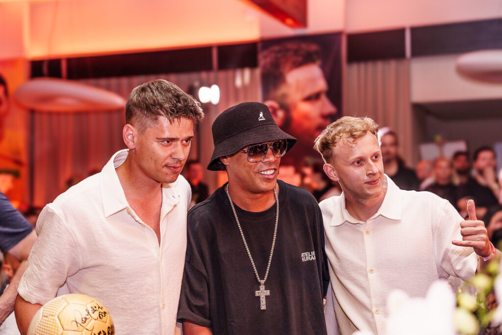 Zdjęcie po pokazie freestyle football Adriana Zagórskiego razem z Ronaldinho Gaucho.