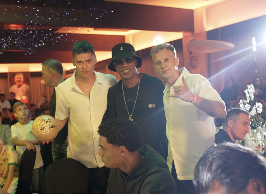 Adrian Zagórski podczas pokazu freestyle football dla Ronaldinho Gaucho.