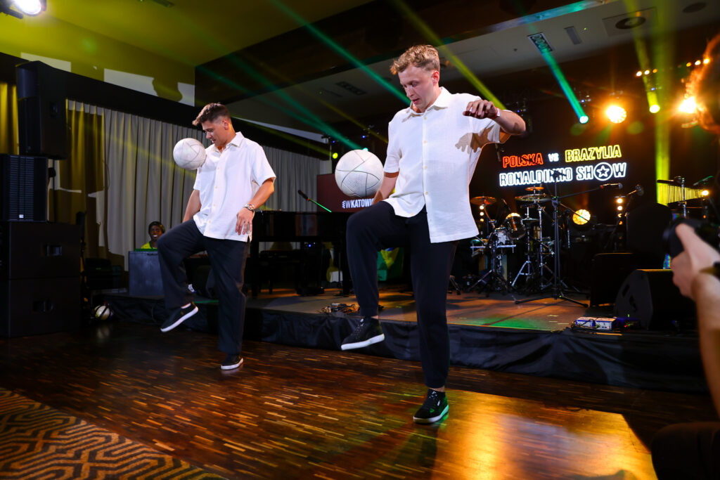 Adrian Zagórski w trakcie występu freestyle football, na którym gościem był Ronaldinho Gaucho.